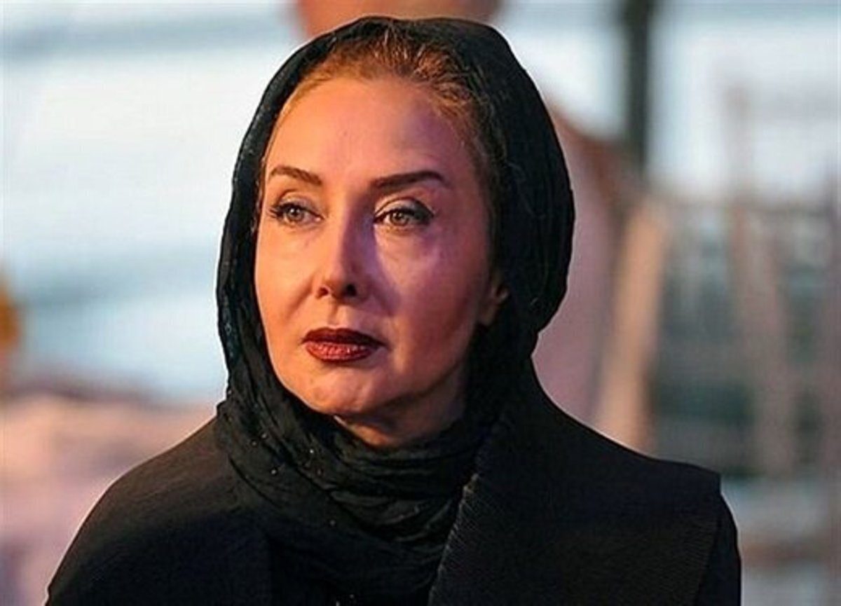 حاشیه ساز شدن پوشش کتایون ریاحی در یک نمایشگاه/عکس