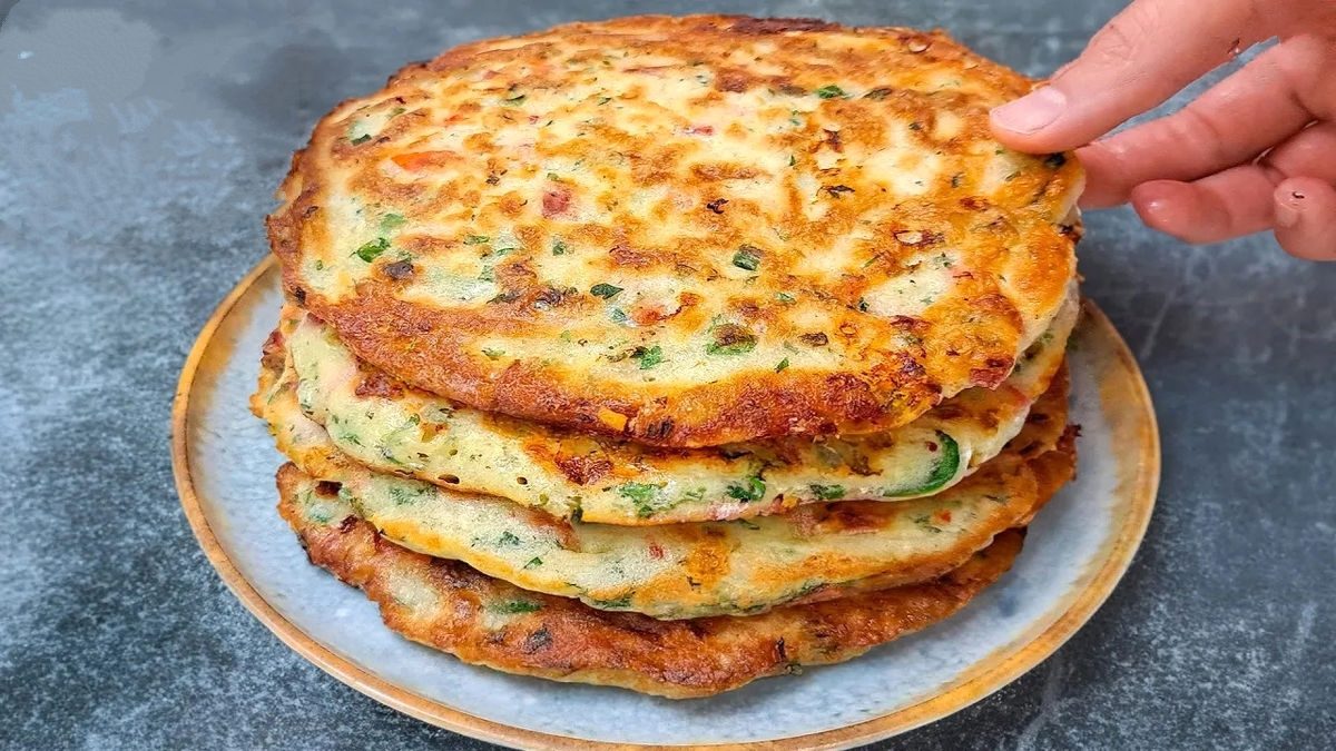 (ویدئو) خوشمزهتر از پیتزا؛ طرز تهیه یک غذای خوشمزه با تخم مرغ و آرد