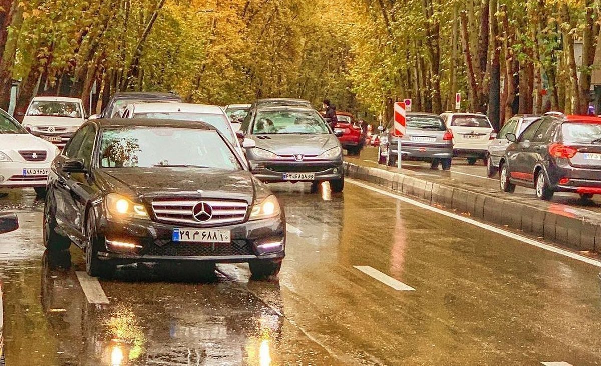 (عکس) تهران قدیم؛ «خودروهای کلاسیک در خیابان خاکی ناصر خسرو»؛ دهه 1310 - تصویر اصلی