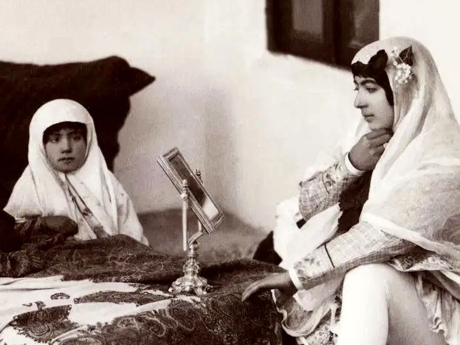 (عکس) سفر به عصر قاجار؛ دستۀ «زنانِ نوازنده» در مهمانی سلطنتی و جمعیت زنها در ایستگاه قطار
