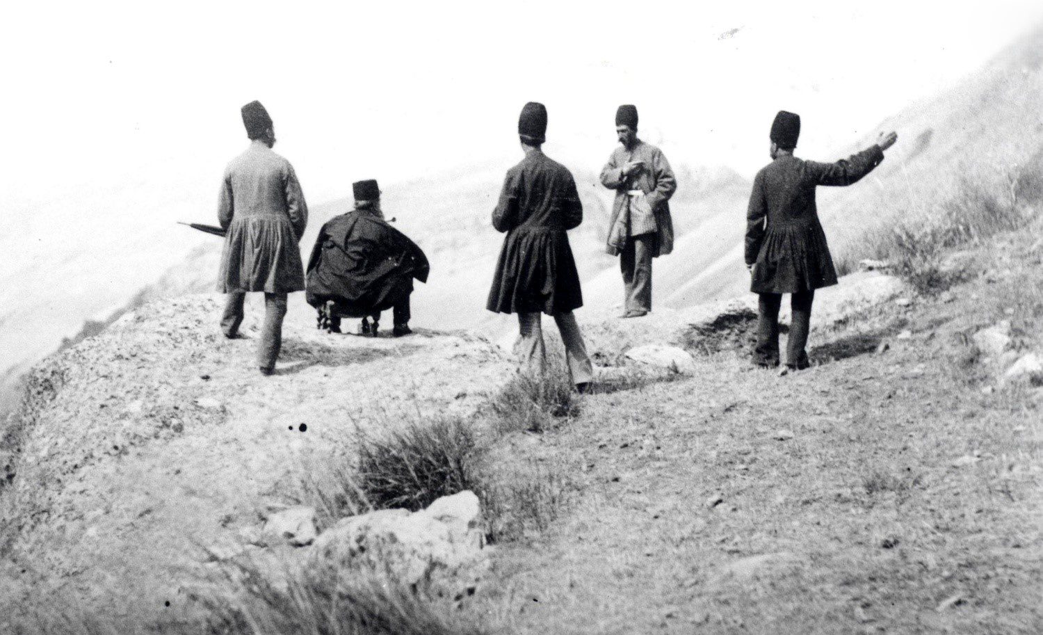 (تصاویر) سفر به عصر قاجار؛ اردوی سلطنتی در لواسان و قلیانکشی صدراعظم