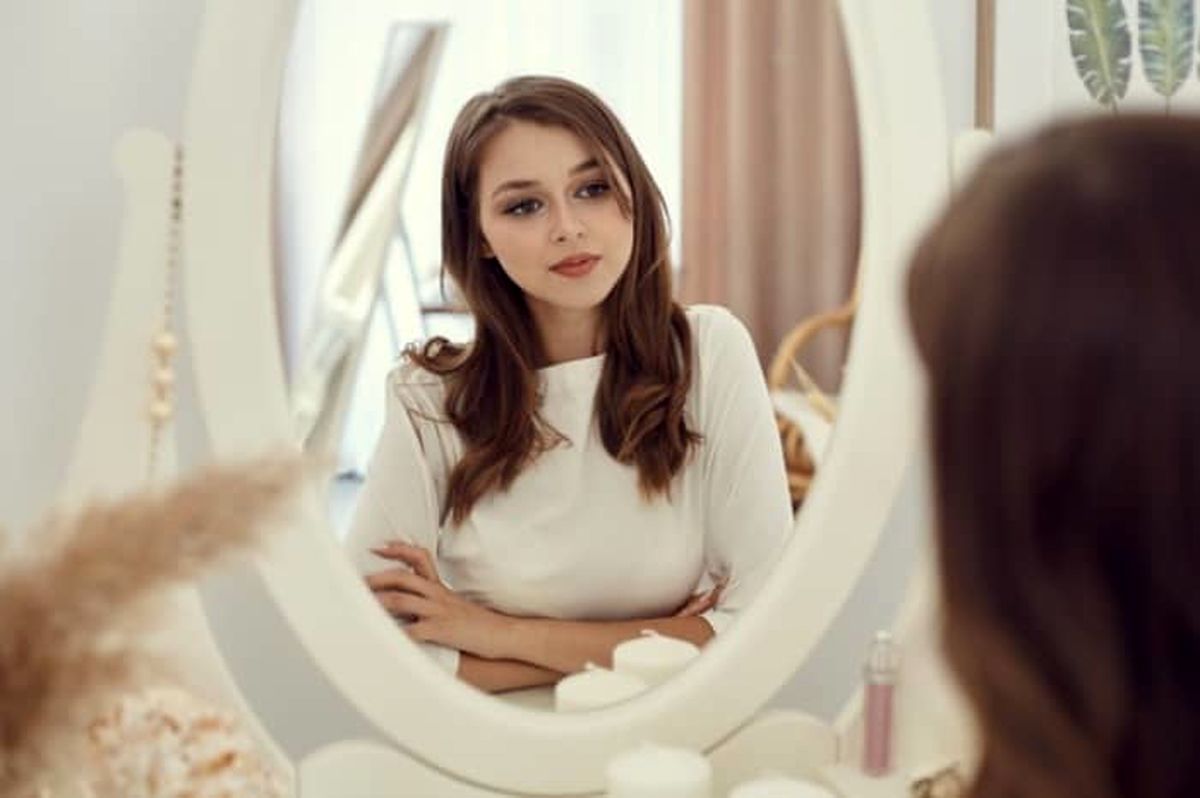 دلیل جالب تفاوت چهره عکس و آینه ، چرا در آینه جذاب تریم؟