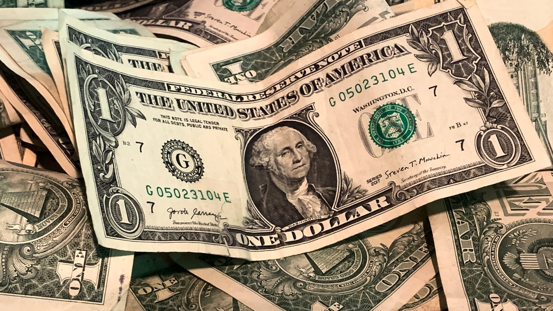 قیمت دلار، یورو، سکه و طلا امروز ۴ اردیبهشت ۱۴۰۴ / سقوط قیمت دلار بازار آزاد + جدول
