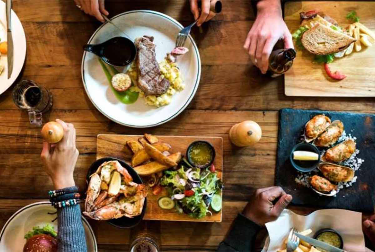 چرا هنگام غذا خوردن با دیگران منتظر میمانیم تا همه غذا خوردن را شروع کنند؟