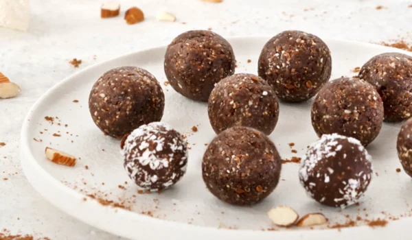 طرز تهیه توپکهای پروتئینی بدون شکر: این میانوعدهی سالم شما را سیر نگه میدارد