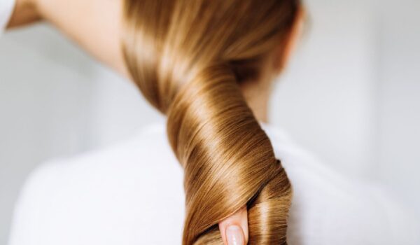چگونه با تونر چای خانگی رنگ موهای خود را درخشان کنیم؟ آموزش یک روش طبیعی