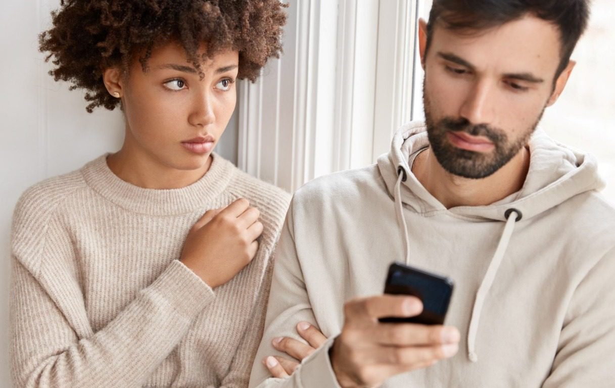 ترس از خیانت تو را اذیت میکند؟ راز آرامش در روابط!